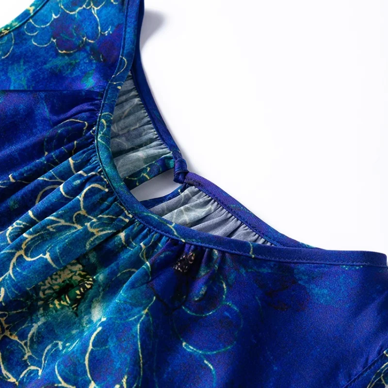 ชุดเดรสผ้าไหมมัลเบอร์รี่ 93% ผสมสแปนเด็กซ์ 7% ลดราคาช่วงซัมเมอร์ ผ้าซาตินยืดหยุ่น คอกลม แขนกุด ลายพิมพ์ กระโปรงยาว รุ่นใหม่ปี 2025