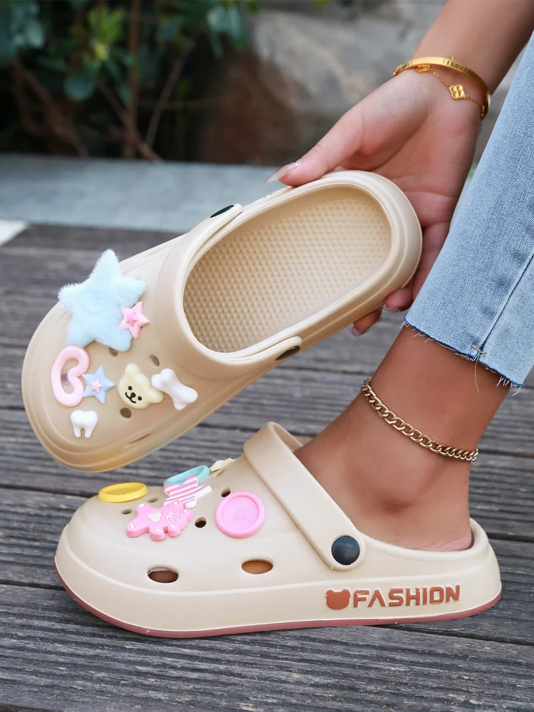 

Новинка 2023 года, летние перфорированные тапочки для взрослых, летние уличные тапочки-полумешки, красочные аксессуары, наряд с девчачьим сердечком