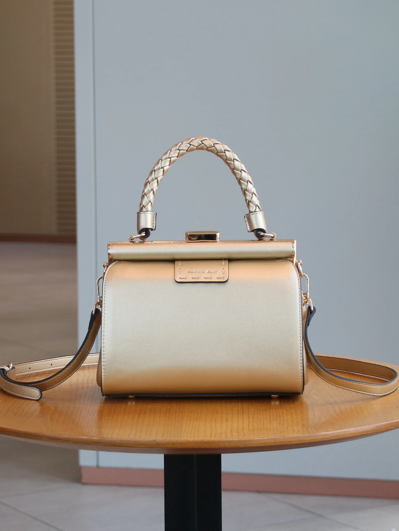 

Fashion Boston small bag 2025 new handbag light luxury elegant color matching minority design weaving portable pillow bag high s