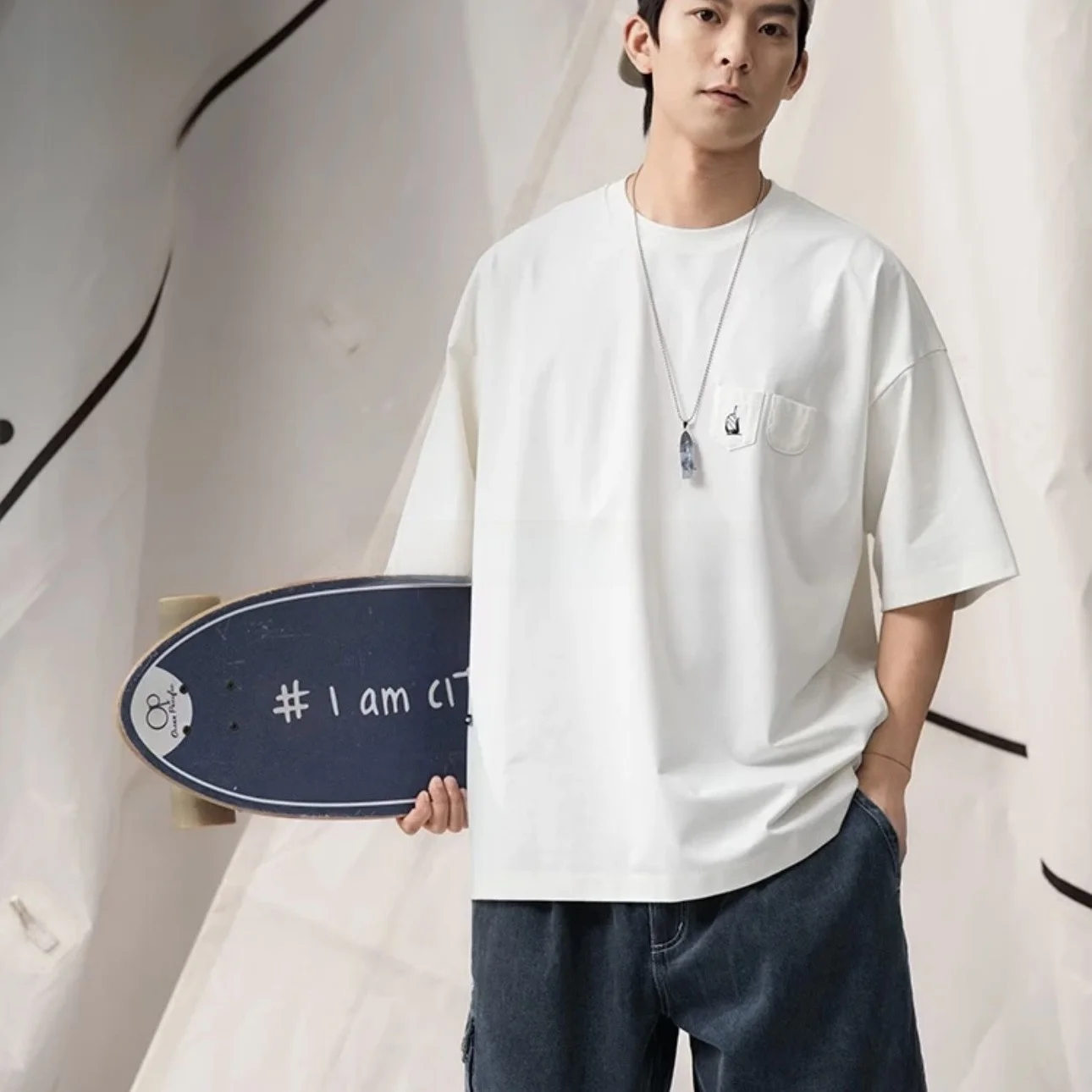 Camiseta Masculina Casual de Manga Curta com Gola Redonda e Bolsos Duplos, Branca, Estilo Náutico, Não Desbota Facilmente