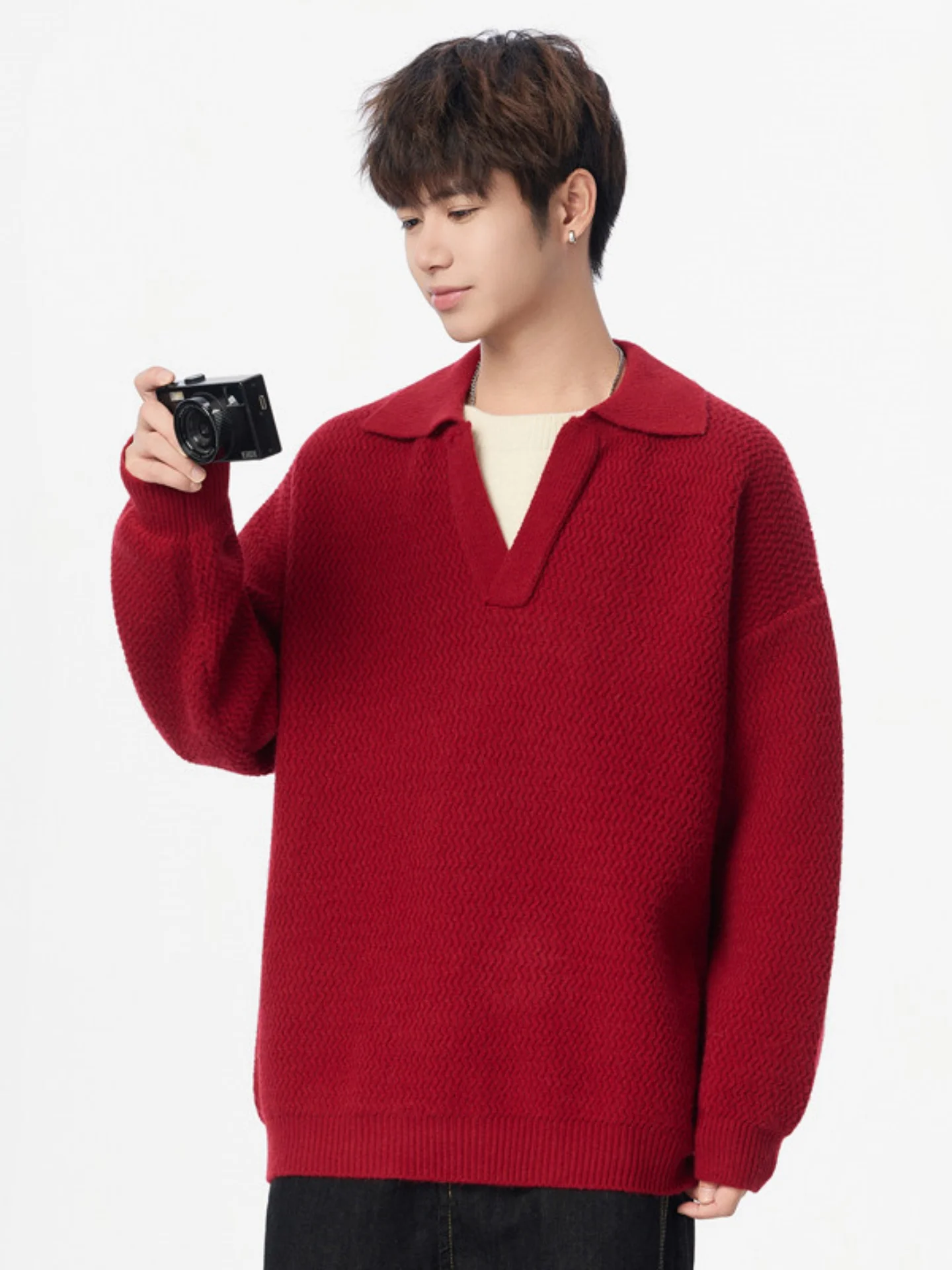 

Красный базовый вязаный свитер для мужчин, осенний, имитация двухслойности, свободный крой, из мягкого полиэстера, с V-образным вырезом, с длинными рукавами