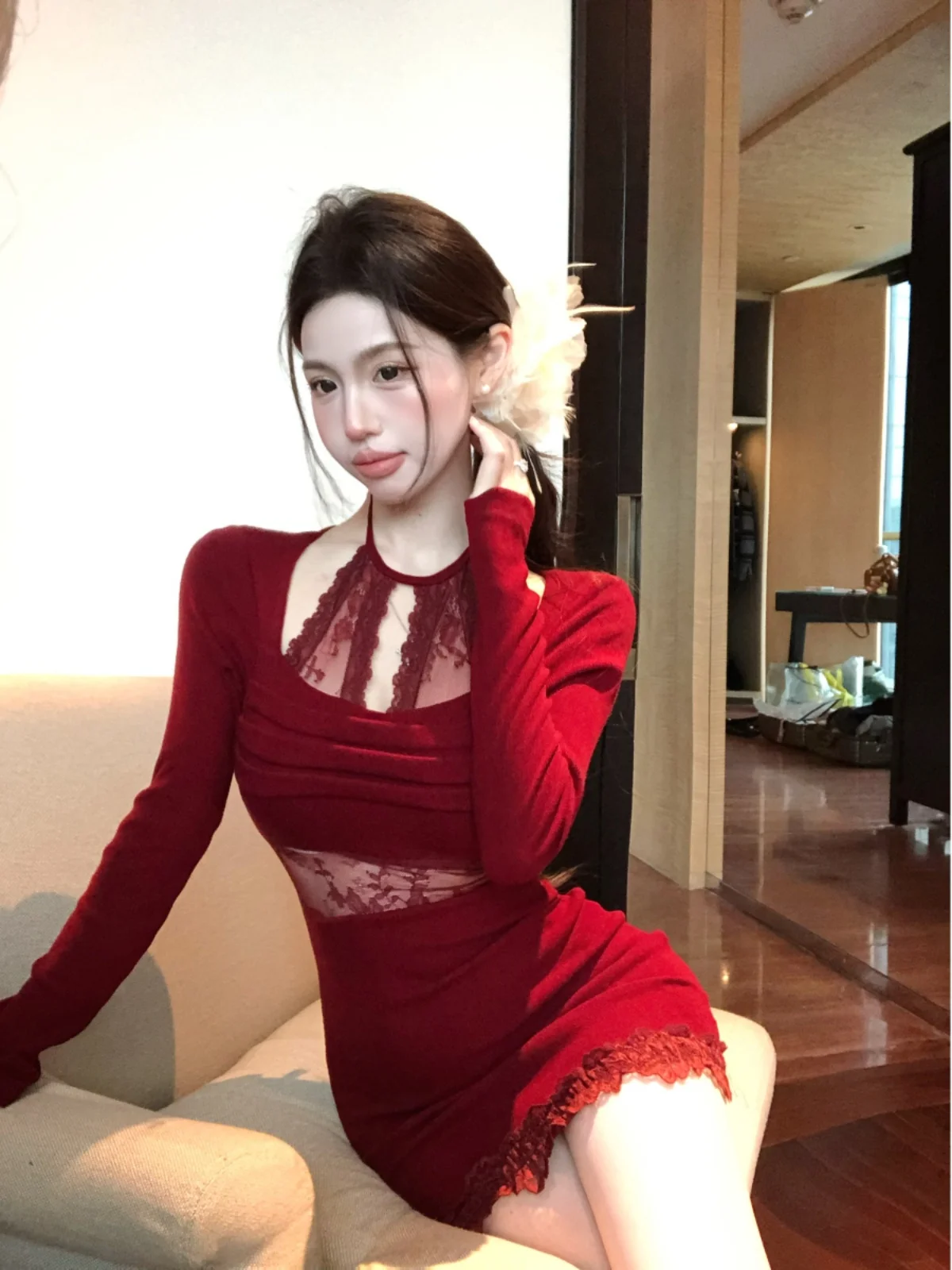 Czerwona spódnica z dzianiny z koronkowymi wstawkami, dopasowana w talii, długa, jesienno-zimowa, model Pure Desire.