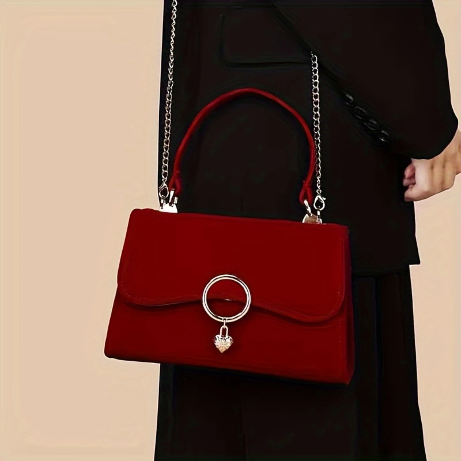 Bolso de mano nupcial de terciopelo rojo con anillo de metal, colgante - Elegante bolso de hombro tipo bandolera - Accesorio de matrimonio de terciopelo elegante