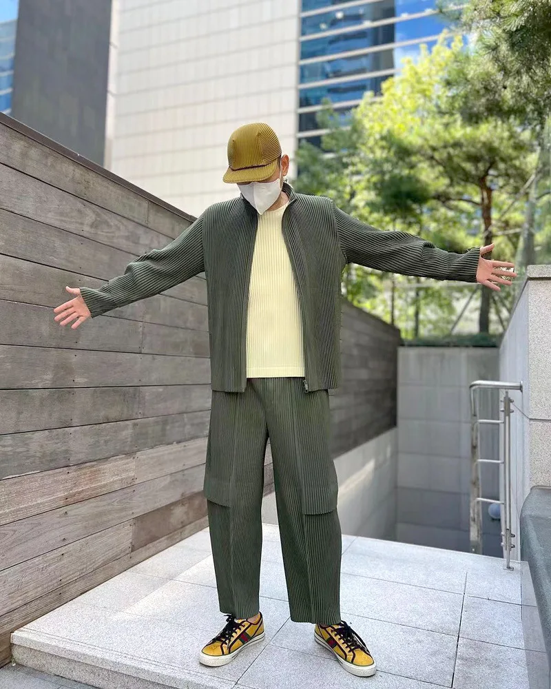 ISSEY 2026 New Arrival Japan Miyake-Style Pleated Workwear Pants Layered Design Three-Quarter Length Relaxed Fit Men's Pants