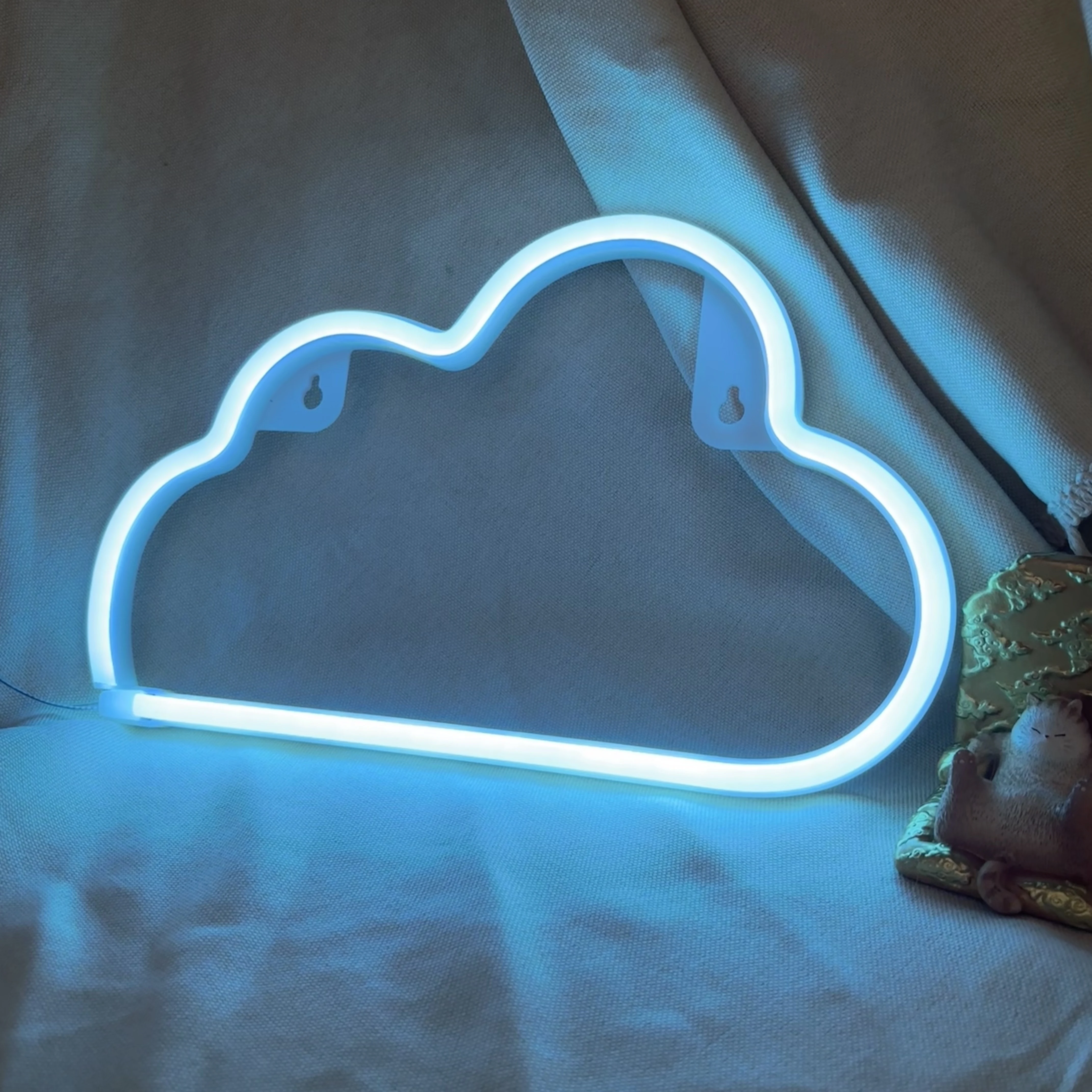 

Цельный неоновый свет в форме облака, питание от USB или батареи, подходит для комнаты, гостиной, украшения игрового домика, дня рождения, праздничного подарка (батарея в комплект не входит)