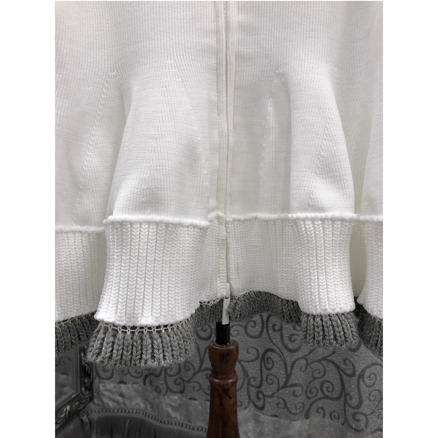 เสื้อคาร์ดิแกนไหมพรมคุณภาพสูงแบบใหม่ประจำฤดูใบไม้ร่วง-ฤดูหนาว 2025 เสื้อผ้าผู้หญิง คอเต่า ซิปหน้า แขนยาว สีขาวดำ