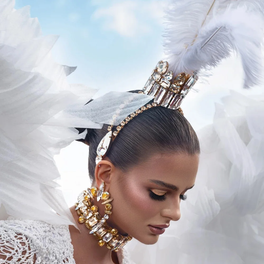 Stonefans Carnival White Queen Feather Crown fascia per capelli accessori per il ballo discoteca geometrica barocca Crystal Crown Tiara per le donne