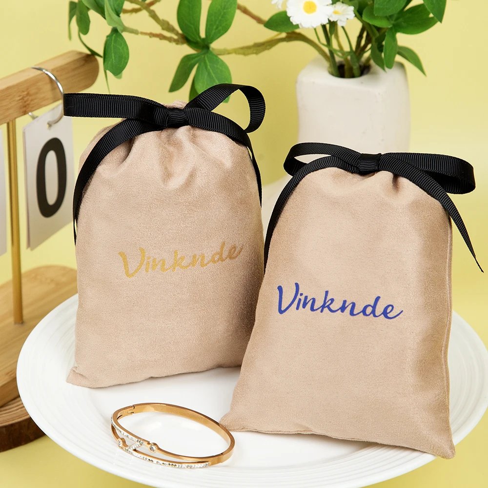

Оптовая продажа, индивидуальный логотип, 50 шт., персиково-белый фланелевой бархатный мешочек, подарочная упаковка на шнурке, браслет, серьги, парфюмерные сумки для ювелирных изделий