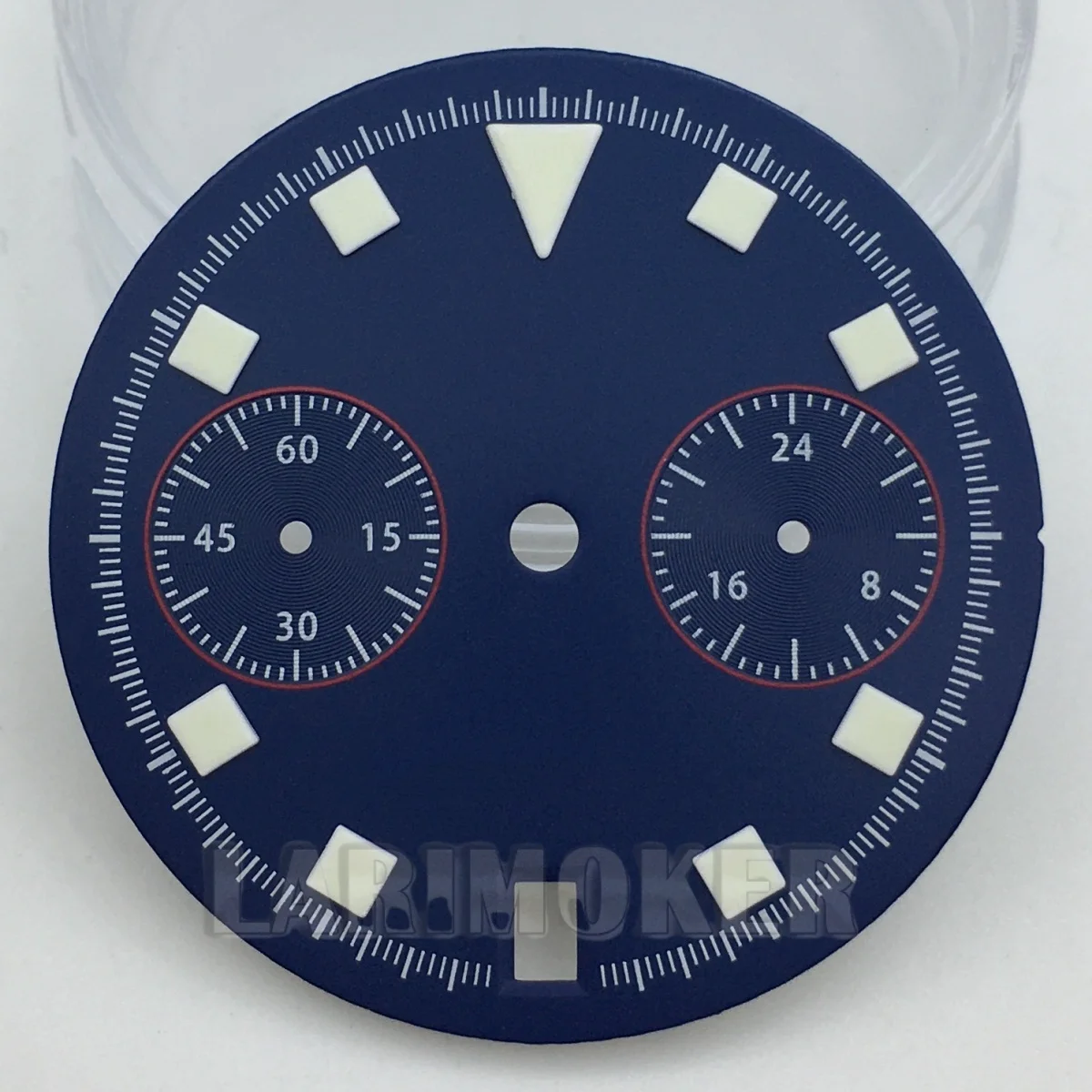 El esfera VH64 de 30 mm es negro, blanco y azul con manecillas luminosas verdes, adecuada para el movimiento de cuarzo VK64 con fecha a las 6 en punto.