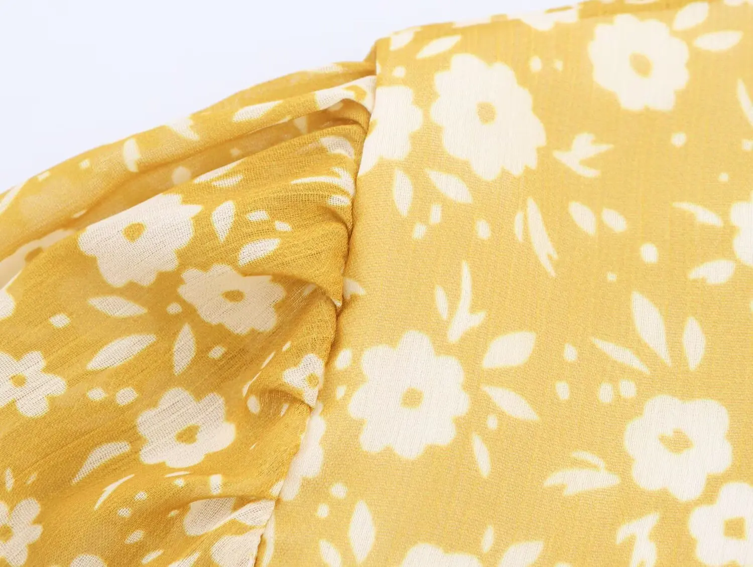 Vestido de mujer estilo resort de otoño 2025: vestido de playa de manga larga con cuello levantado y estampado floral bohemio de gasa de un solo pecho