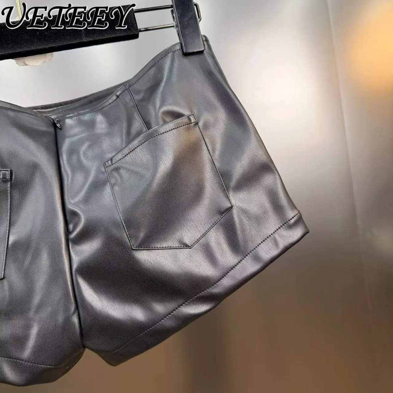 Falda Pantalón Corta de Cuero Sintético con Diseño Irregular y Botones Grandes, Estilo Picante y Fresco de Primavera 2026, Falda Pantalón Corta Negra Sexy para Mujer