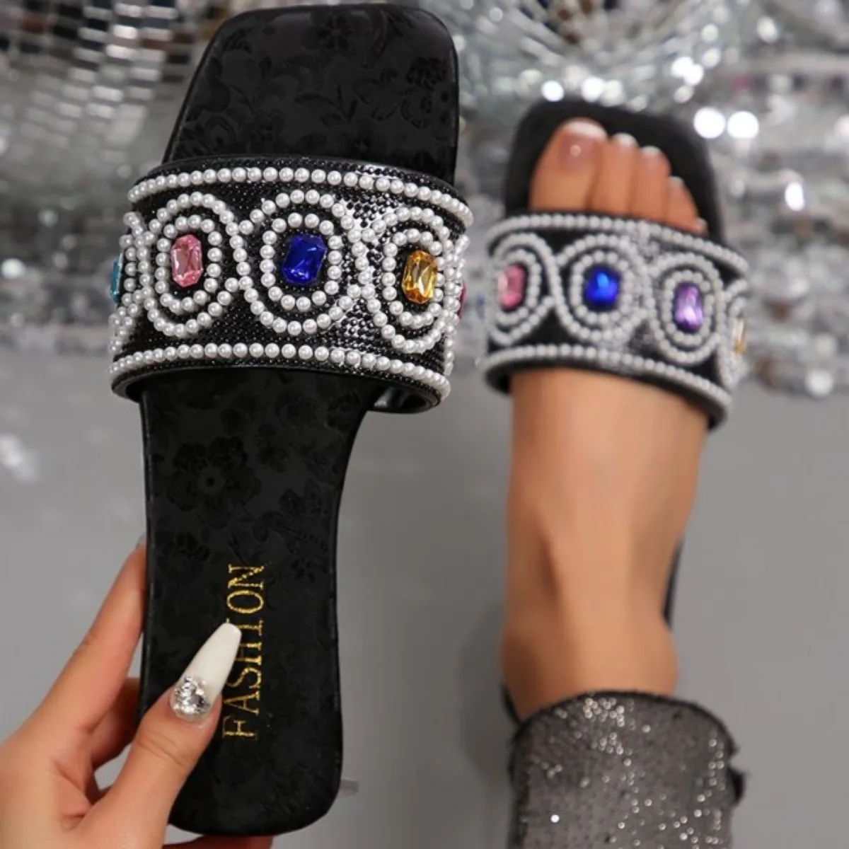 

Женские роскошные сандалии со стразами и декором, жемчужно-черные, бежевые, летние модные повседневные элегантные сексуальные туфли на плоской подошве для вечеринок на открытом воздухе, новинка