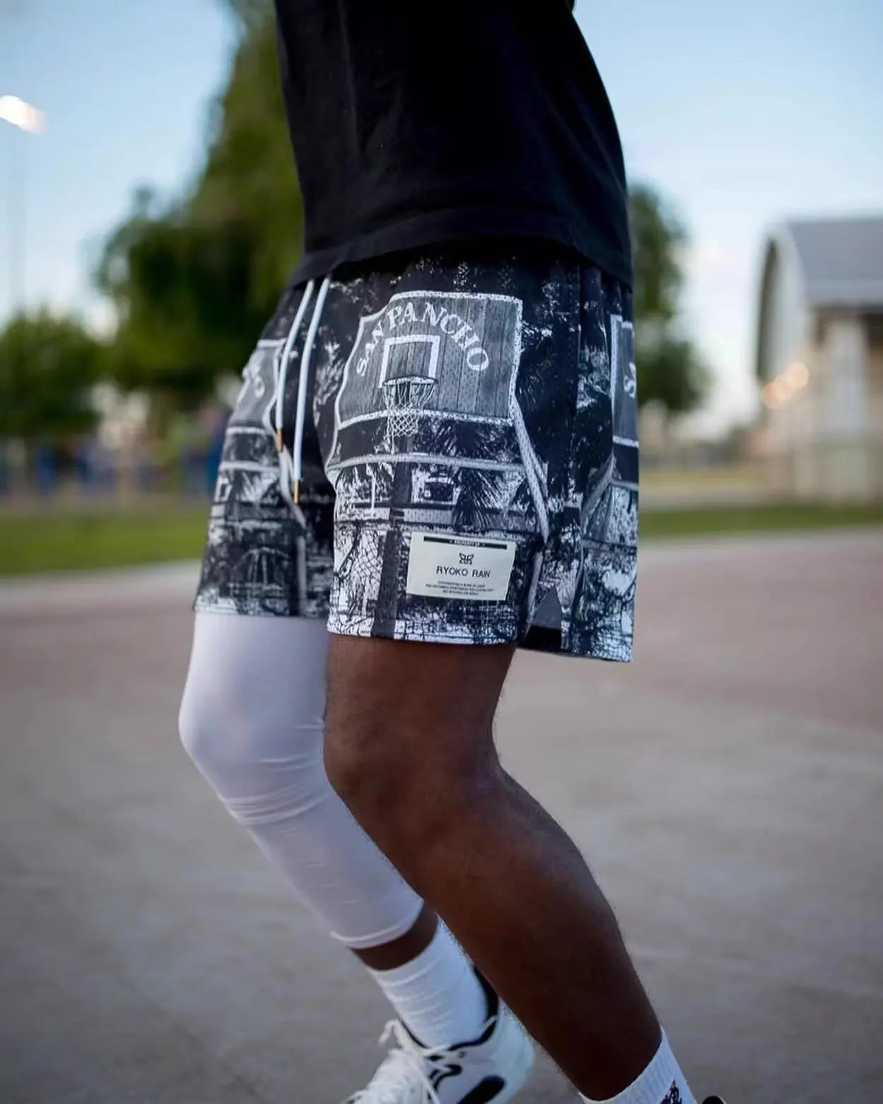 

Модные американские повседневные спортивные шорты выше колена для мальчиков летом, с несколькими вариантами для тренировок свободной четверти.