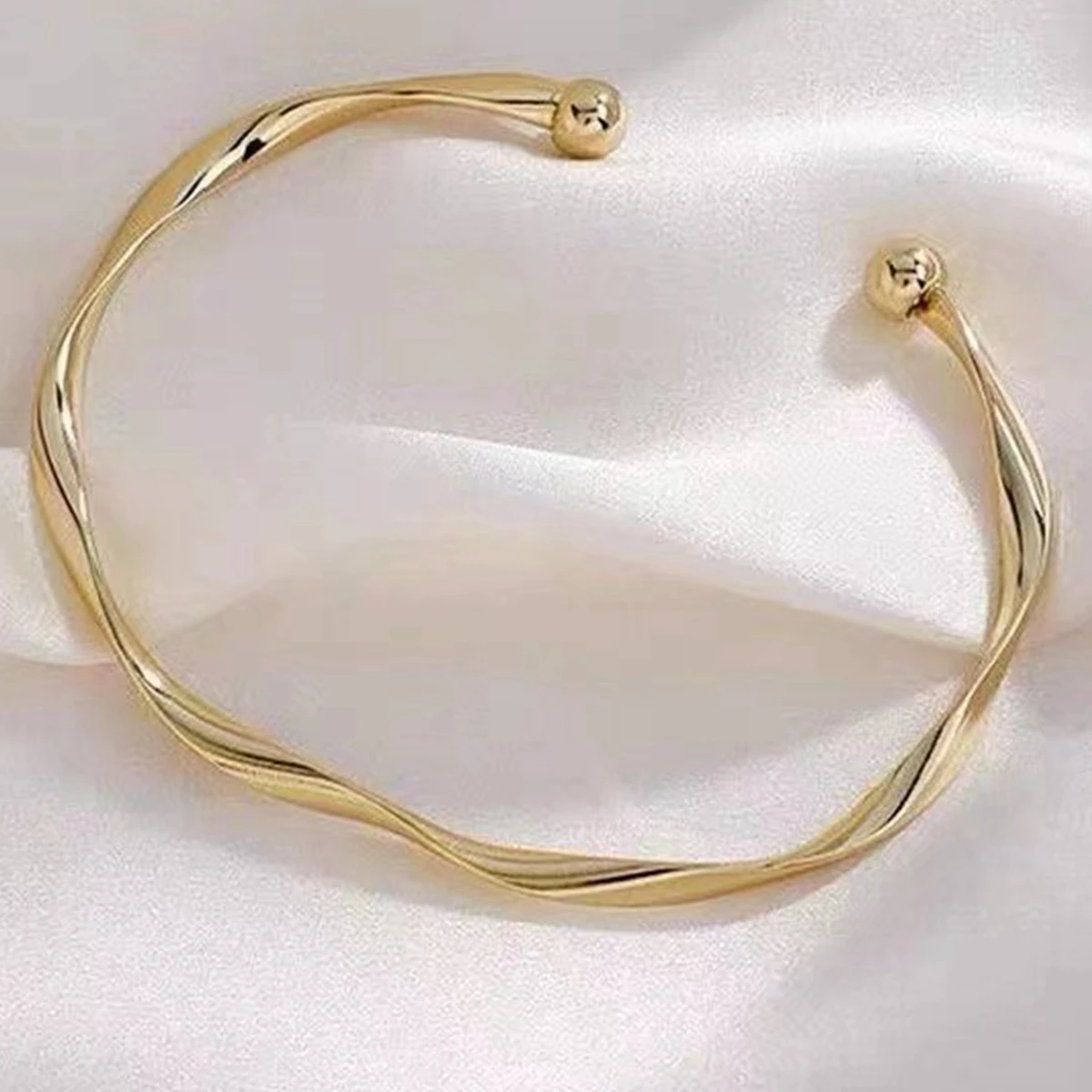 Ein Damenarmband mit gedrehter Öffnung, verstellbar, einfach und vielseitig, für den Alltag geeignet – Detail 9