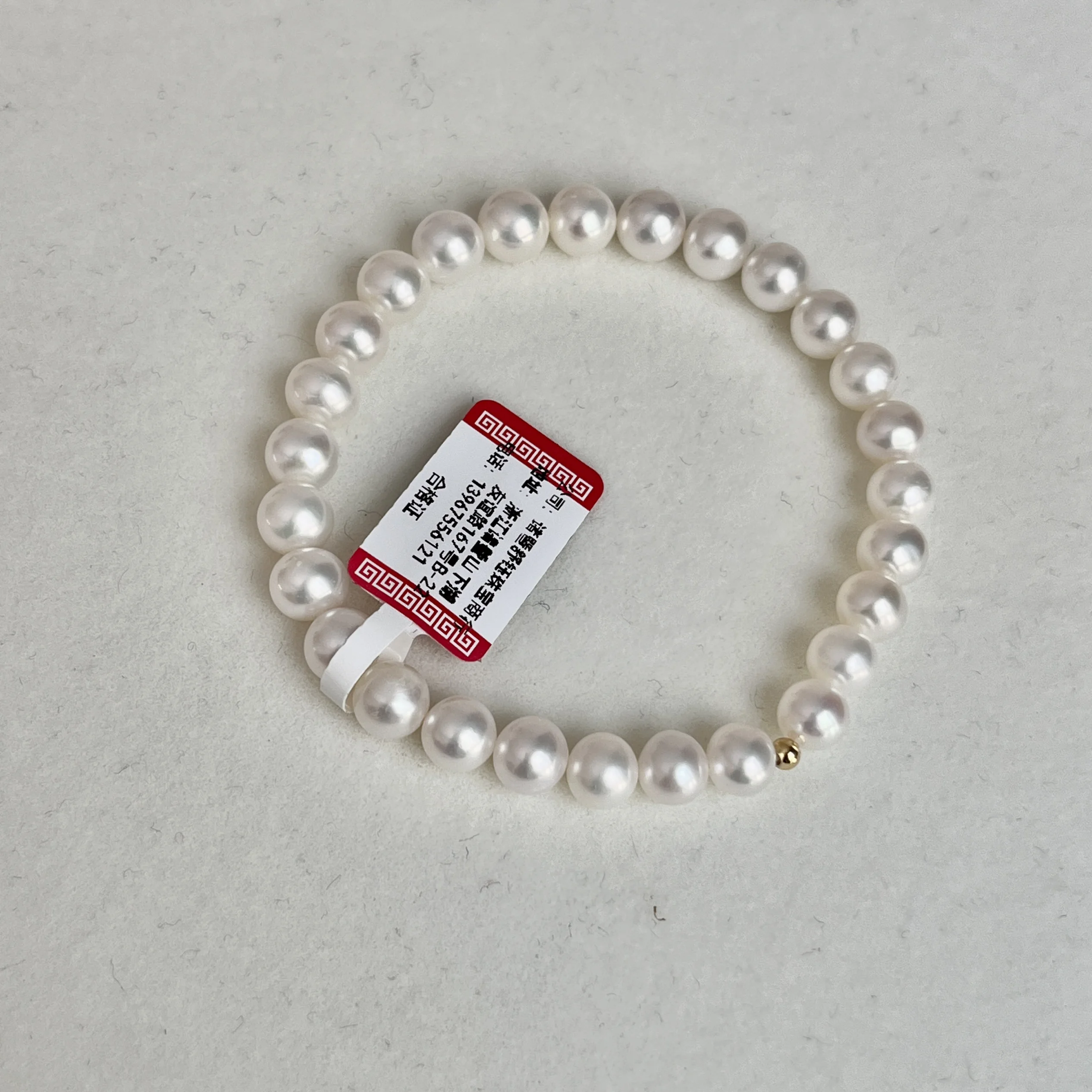 classico-braccialetto-di-perle-elastiche-l-perle-frewater-vicino-ai-gioielli-rotondi-di-grandi-difetti-non-montati