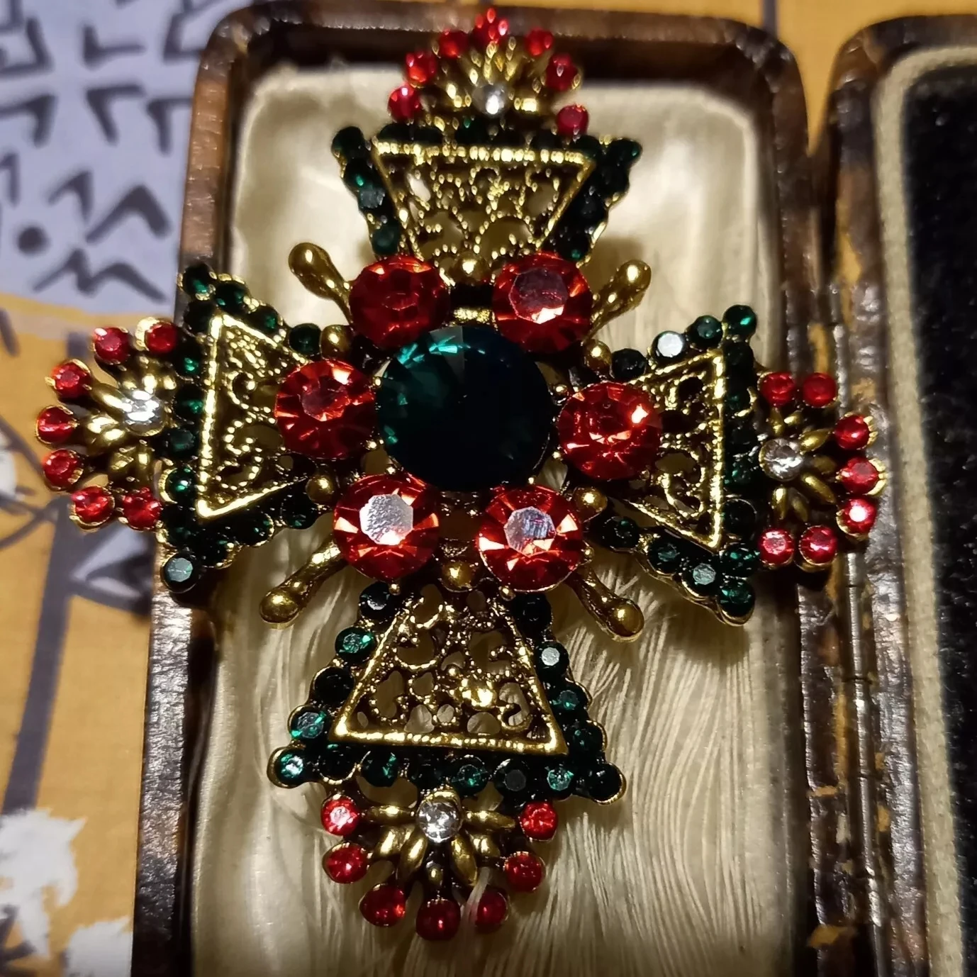 Vintage Women Men Fashion Classic Cross Crystal Badges Brooch Unisex Exquisite Rhinestone Coat Clothing Accessories Pines