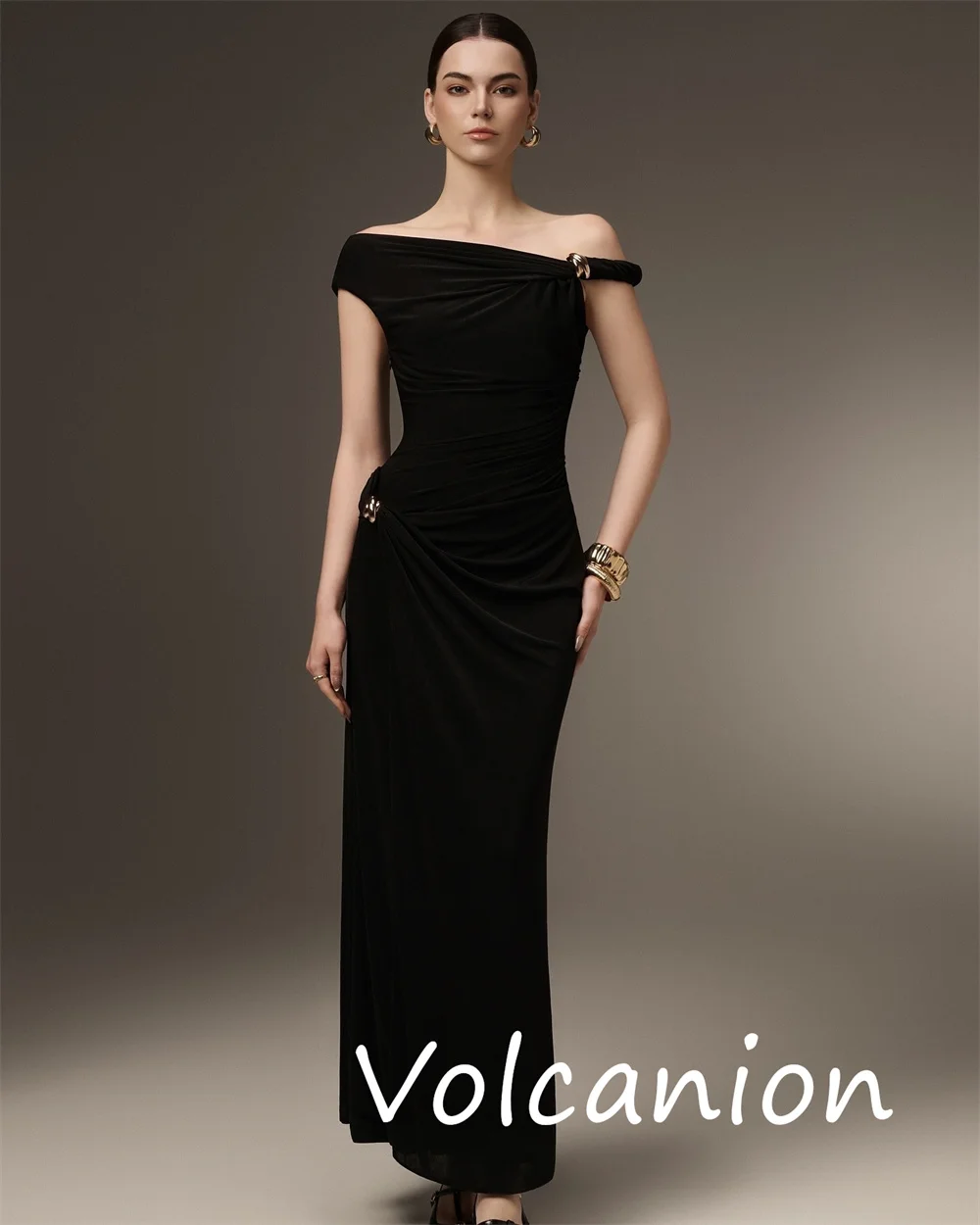 Op maat gemaakte Chinese stijl jersey plooi lovertjes rechte off-the-shoulder midi-jurken op maat gemaakte gelegenheid klassiek