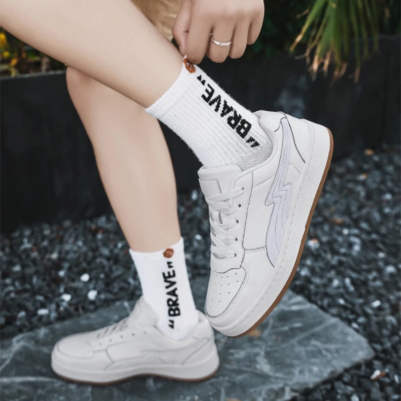 أحذية رياضية رجالية جديدة منخفضة القمة الأكثر مبيعًا كبيرة الحجم بمقدمة مستديرة ورباط علوي كاجوال ومريحة بنعل ناعم ومحظلة بالألوان