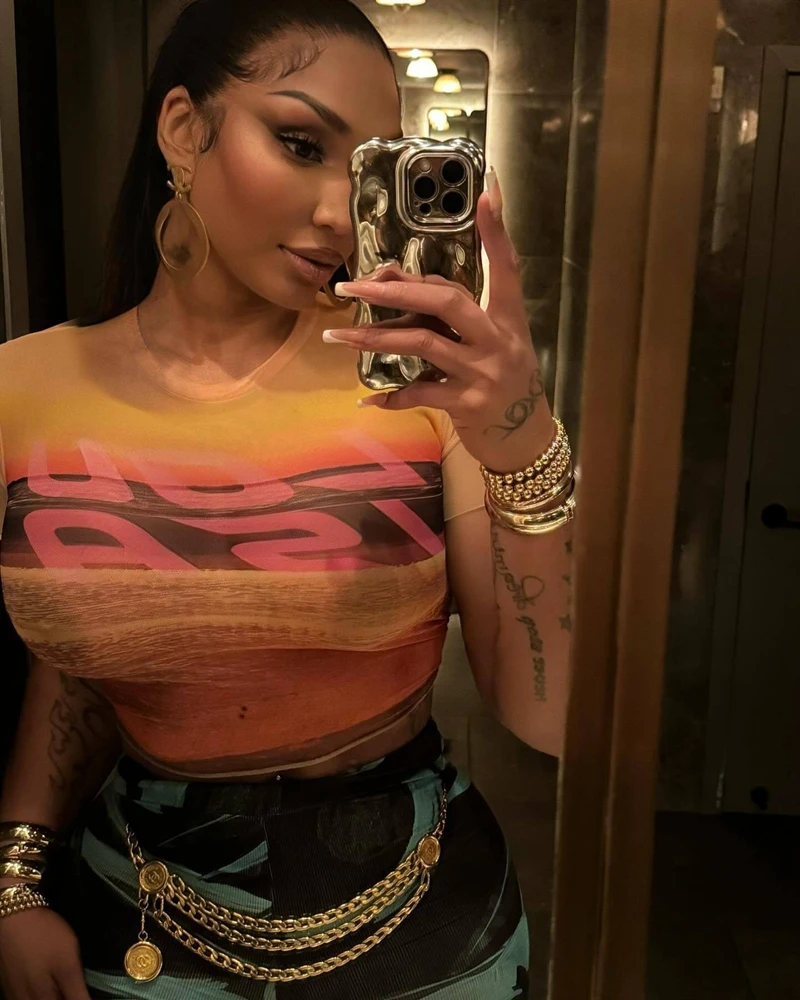 

Стильный женский комплект из двух предметов с принтом: укороченный топ с коротким рукавом и шорты. Винтажный дизайн. Весна 2026. Для клуба и уличного стиля.