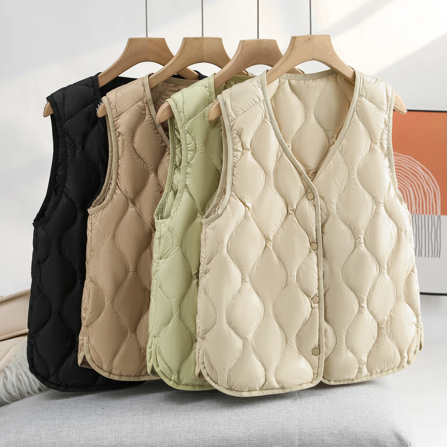 เสื้อกั๊กผู้หญิงทรงเข้ารูป น้ำหนักเบา ใส่เป็นเสื้อตัวในหรือตัวนอกได้ ให้ความอบอุ่น สีพื้น เรียบง่าย ติดกระดุม ผ้าโพลีเอสเตอร์ สไตล์ลำลอง