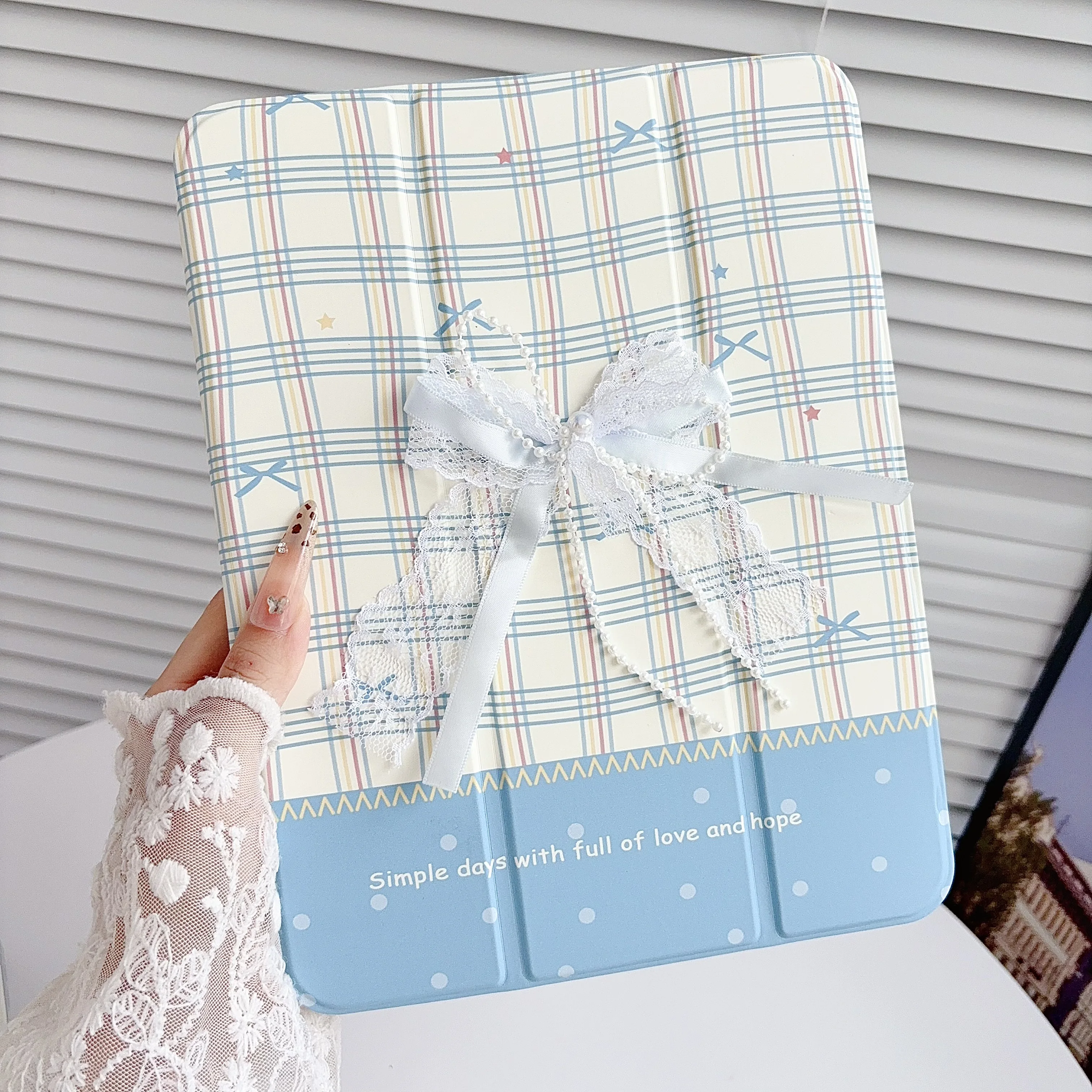 Tablet Flip Case with Tiny‑Pearl Lace Bow, Tri‑Fold Stand & Built‑in Pen Slot for iPad Pro Air 5 6 7 8 9th 10th 11 10.9 12.9 13