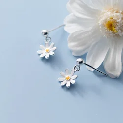 Vintage Daisy Flower Ear Buckle Hoop Earrings for Women Girl Delicate Enamel Sunflower Pendant Circle Earrings Summer Jewelry