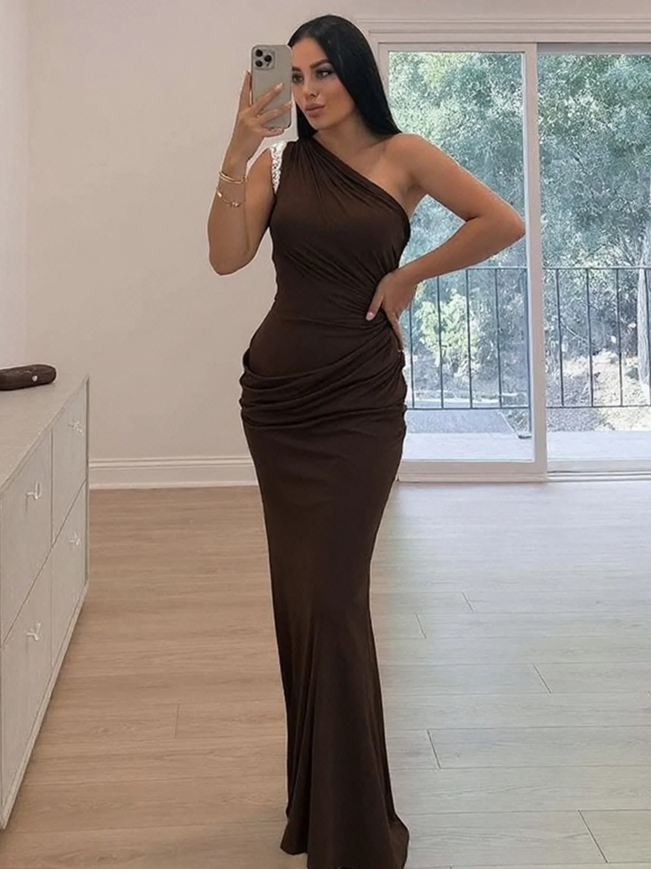 Hugcitar 2026 elegante um ombro ruched sólido plissado sexy bodycon maxi vestido feminino moda roupa festa de aniversário festival