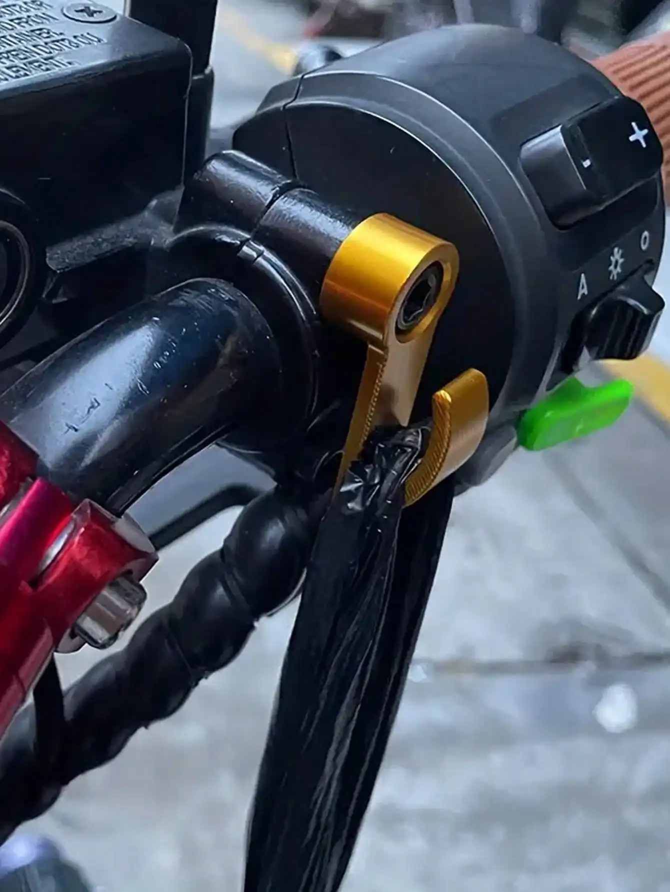 Klappbare Motorrad-Gepäckträger-Haken - close-up view