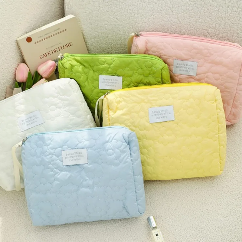 Cute Soft Flower Cosmetic Bag Quilted Flowers Design Cosmetic Bag Soft Comfortable Makeup Bag for Lipstick Tissue Jewelry Pouch