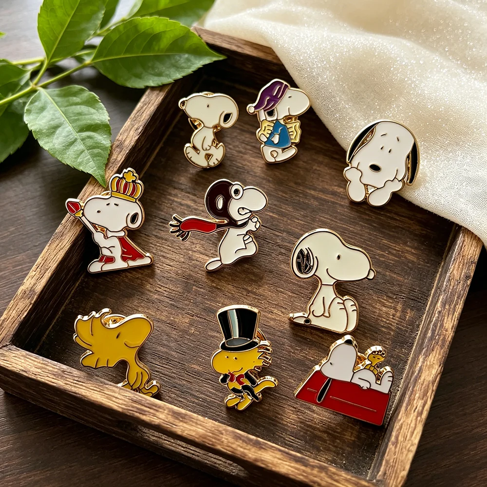 9-teiliges Snoopy Anime Emaille-Pin-Set, niedliche Cartoon-Figuren-Rucksackabzeichen für Kleidung und Taschendekoration, ideales Geschenk