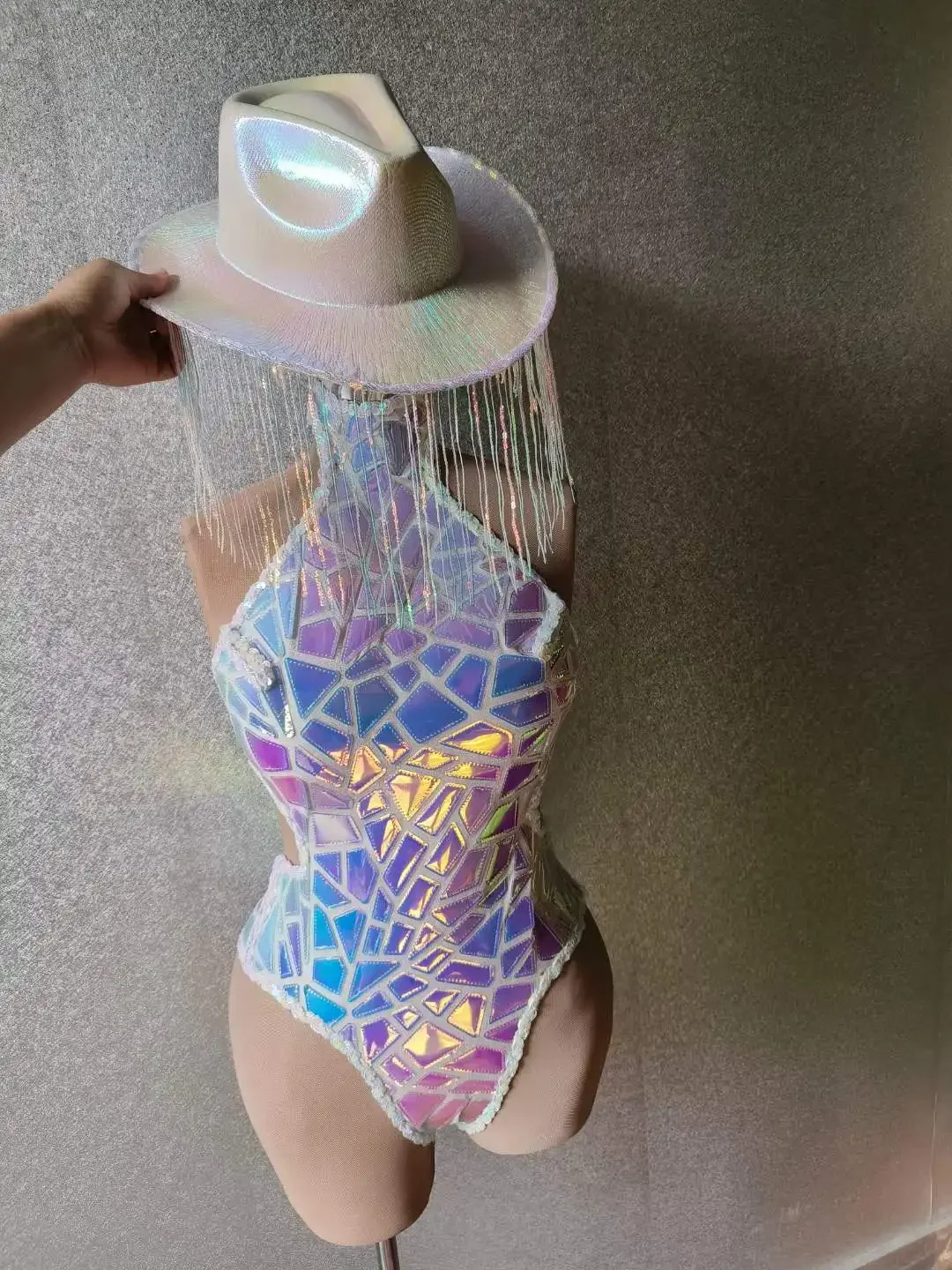 Gitter femmes Laser paillettes dos nu body avec chapeau Sexy danseuse chanteur scène boîte de nuit pom-pom girl reine Occasions tenue