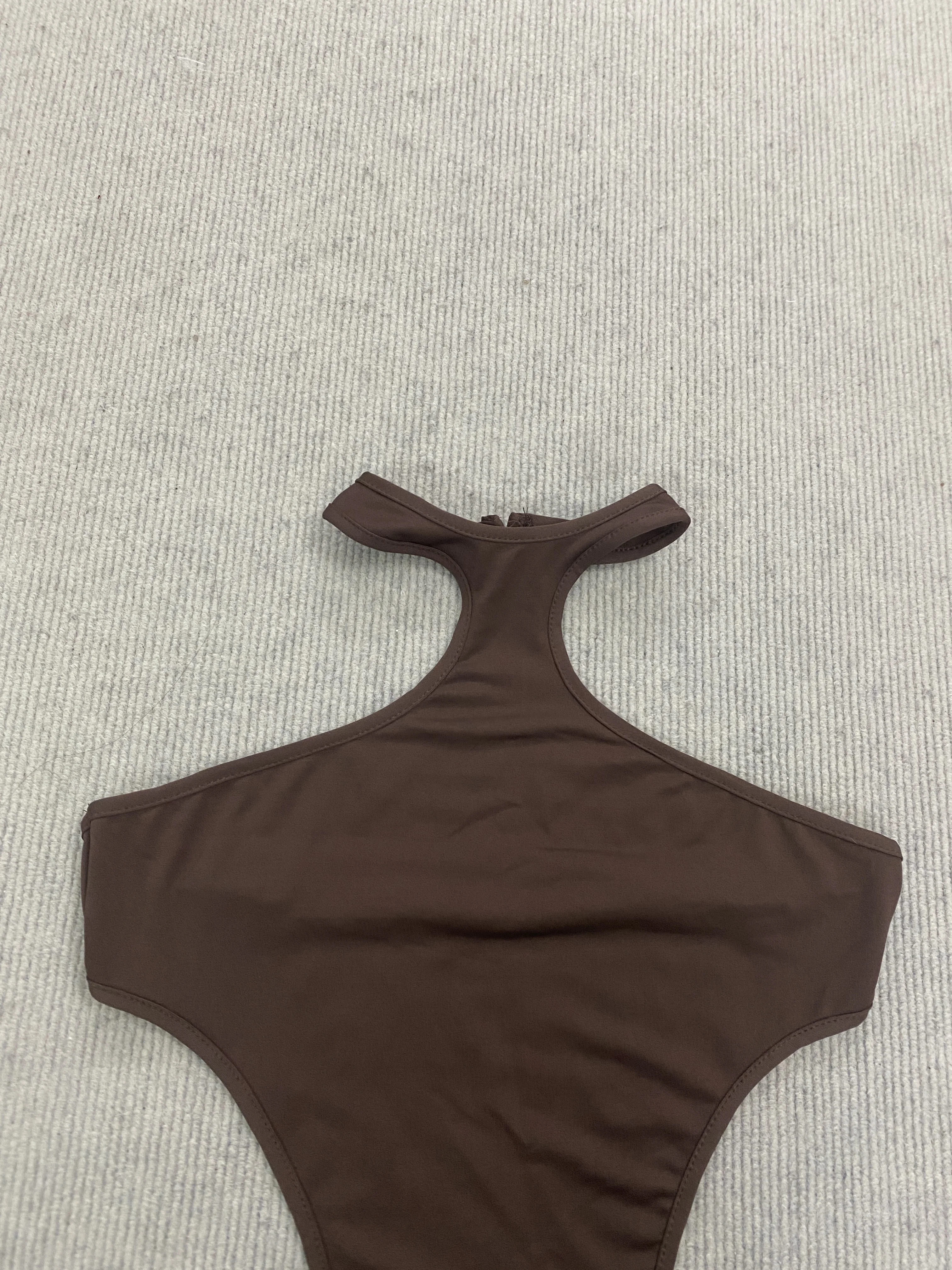 Einteiliger Badeanzug für Damen mit hohem Halsausschnitt, ohne Ärmel und mit Ausschnitten, tailliert, figurbetont, als Shapewear für den Strand – Detail 8