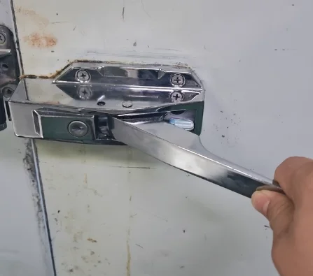 

Дверной замок для холодного хранения из нержавеющей стали с предохранительной ручкой, универсальный, подходит для плоских/заступающих промышленных холодильных дверей