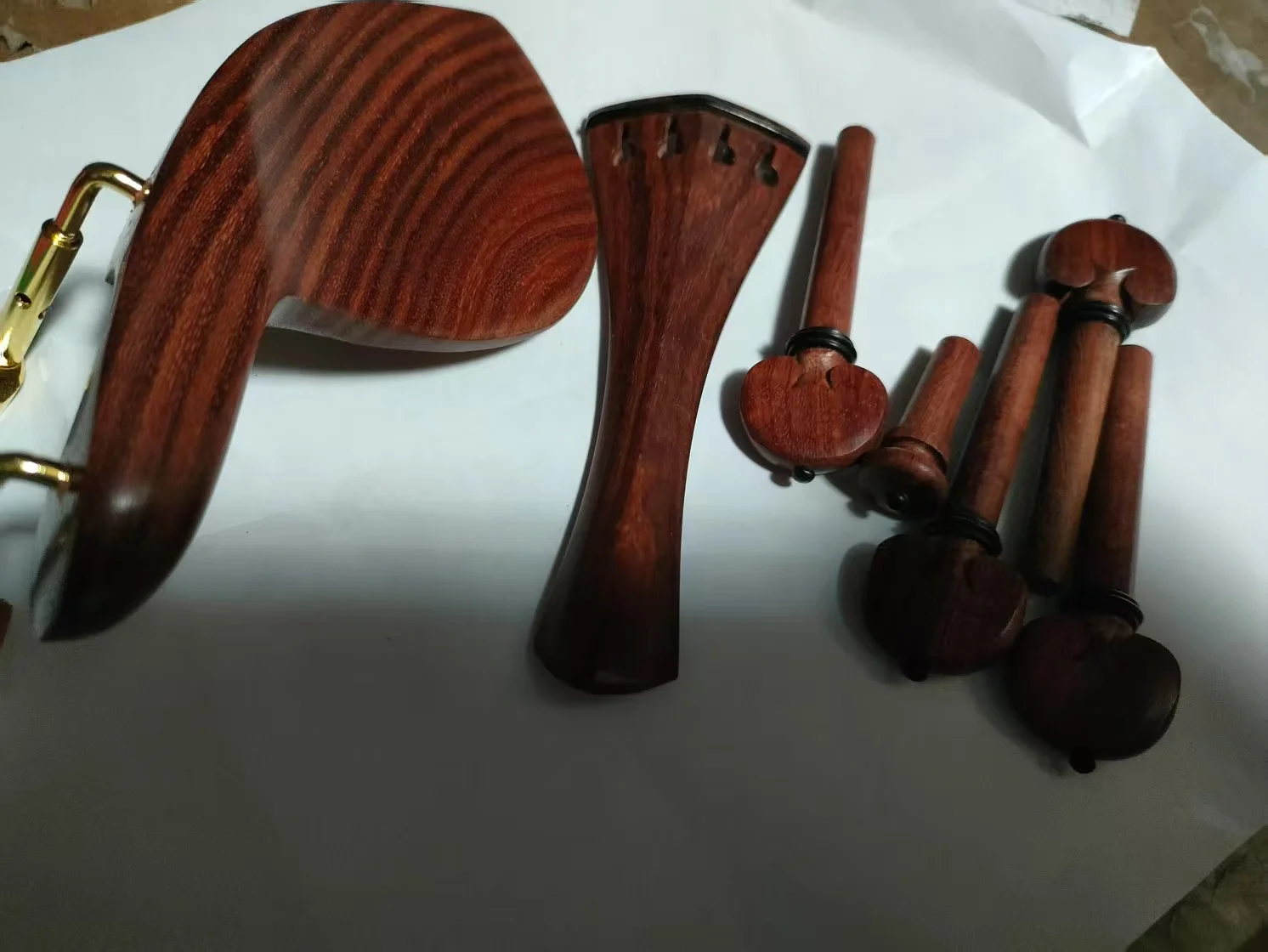 

Новый комплект качественных деталей для скрипки 4/4 с эбеновым воротником, подбородочником и зажимом, без отверстий для струн