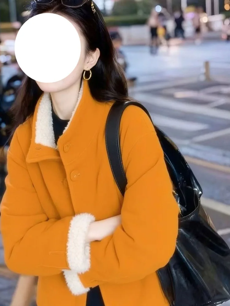 

Зимнее утепленное женское пальто 2026 года из оранжевого меха ягненка с длинными рукавами, на пуговицах, с вставками из кожи и меха