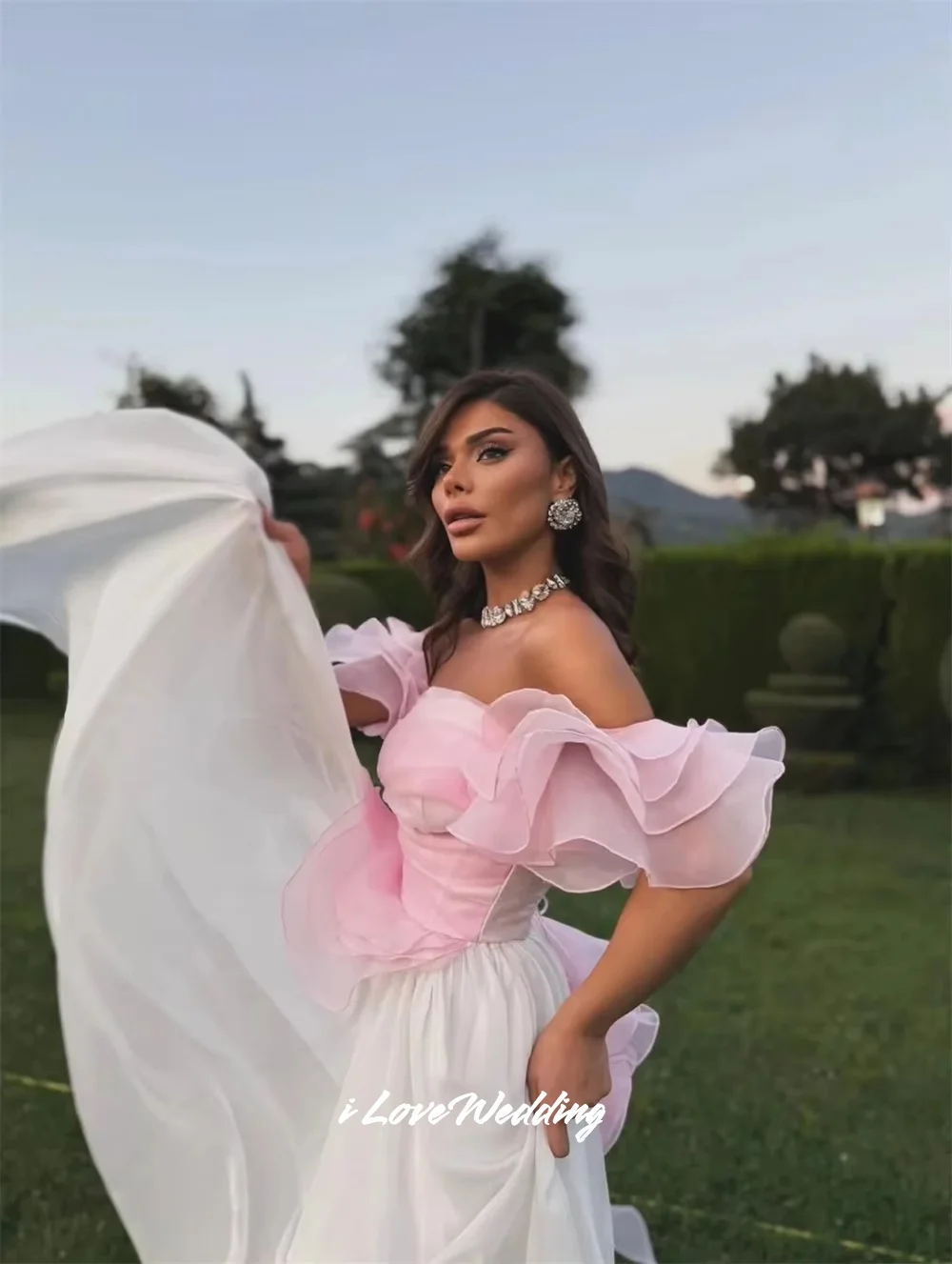 핑크 끈이 없는 댄스 파티 드레스 2025 퍼프 슬리브 A라인 바닥 길이 러플 백리스 이브닝 드레스 웨딩 파티 드레스 맞춤형