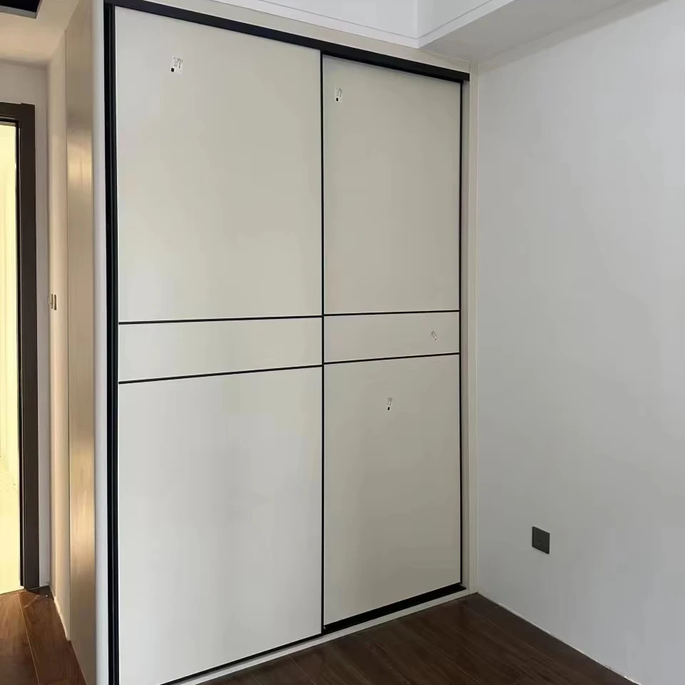 

Современные деревянные шкафы-купе для спален: вместительные гардеробы с отсеками для хранения, стильный дизайн, распродажа