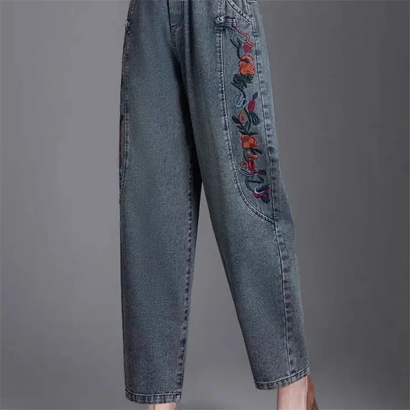 

Джинсы для мам среднего возраста, новинка 2023 года, джинсовые брюки с вышивкой, женские ковбойские шаровары, женские свободные джинсовые джинсы