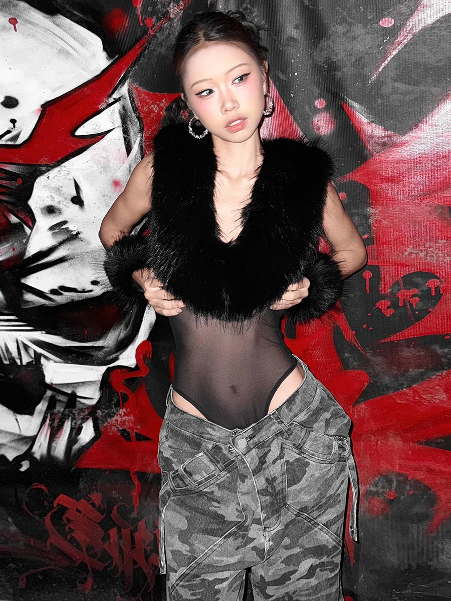 ชุดบอดี้สูทผู้หญิงแบบเว้าหลัง สายคล้องไหล่ ผ้าโพลีเอสเตอร์ เนื้อบาง ทรงตรง เอวกลาง