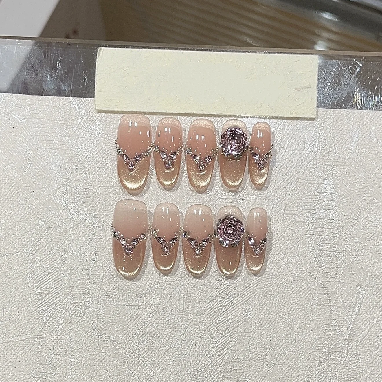 

10Pcs Mid-length Round Head Handmade False Nails Cat's Eye Rose Rhinestone Full Cover Nails Tips Detachable Press on Fake Nails