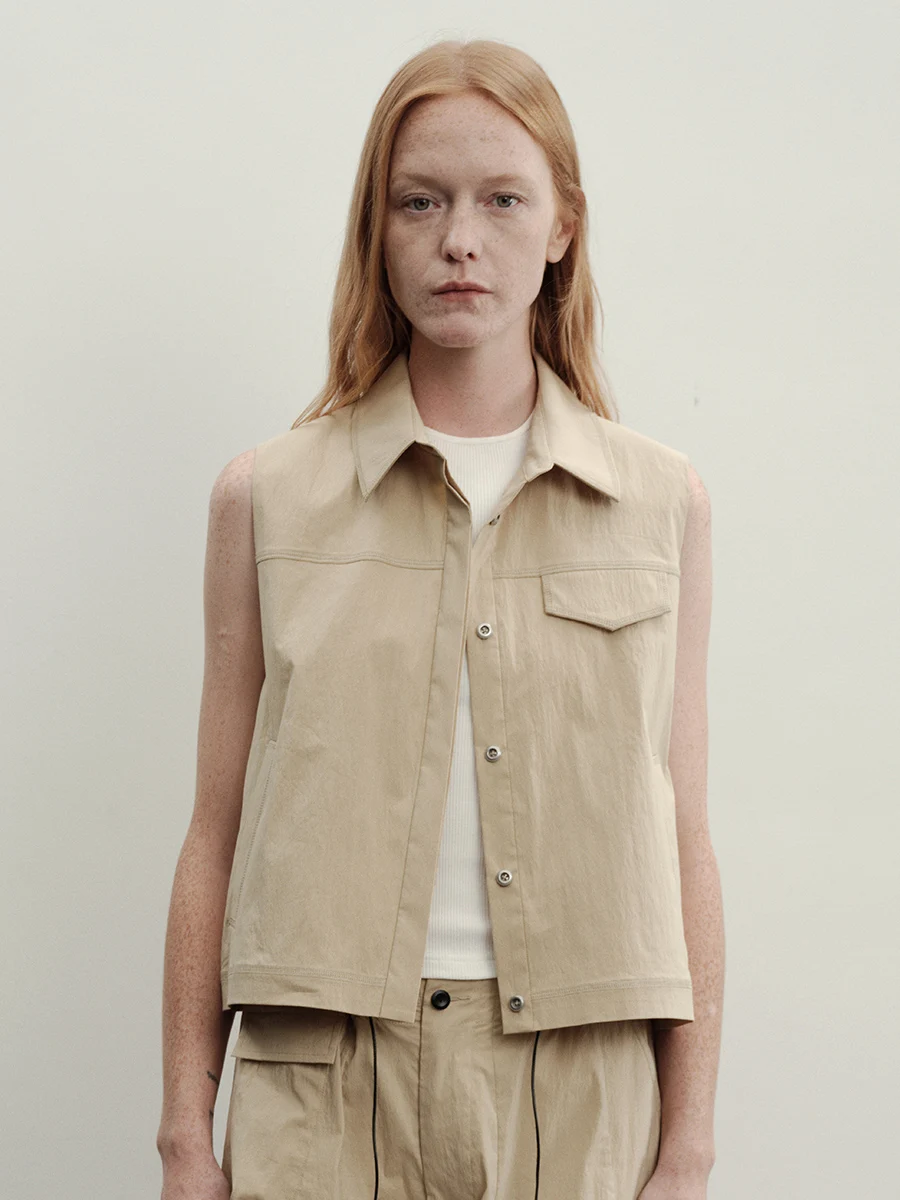 

Рабочий жилет цвета хаки оригинального дизайна, однотонный, из смесового хлопка, с застежкой на одну пуговицу, стандартной длины.