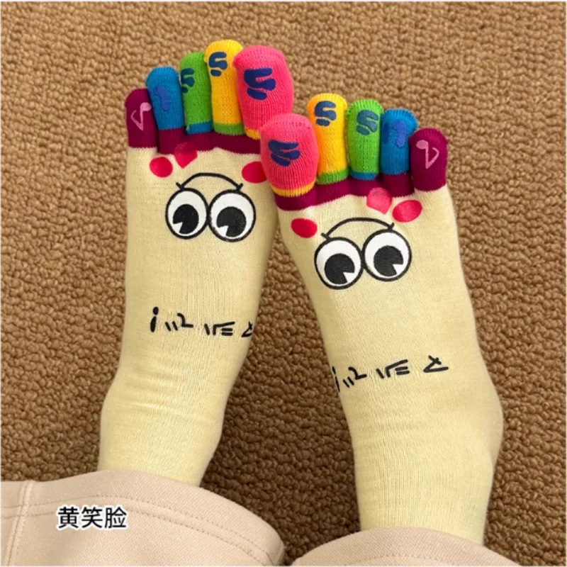 Calzini a cinque dita a forma di cartone animato femminile con volto sorridente e punta divisa a tubo medio