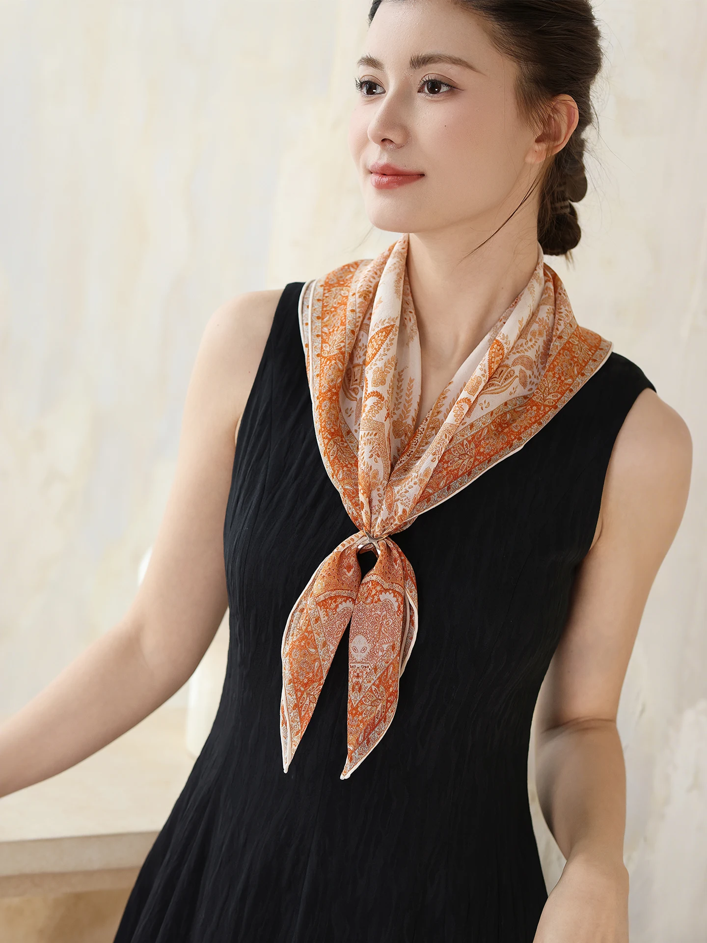 オレンジシルクスカーフ女性の薄い夏の首保護三角スカーフ小さな正方形スカーフエレガントな感触春夏新作