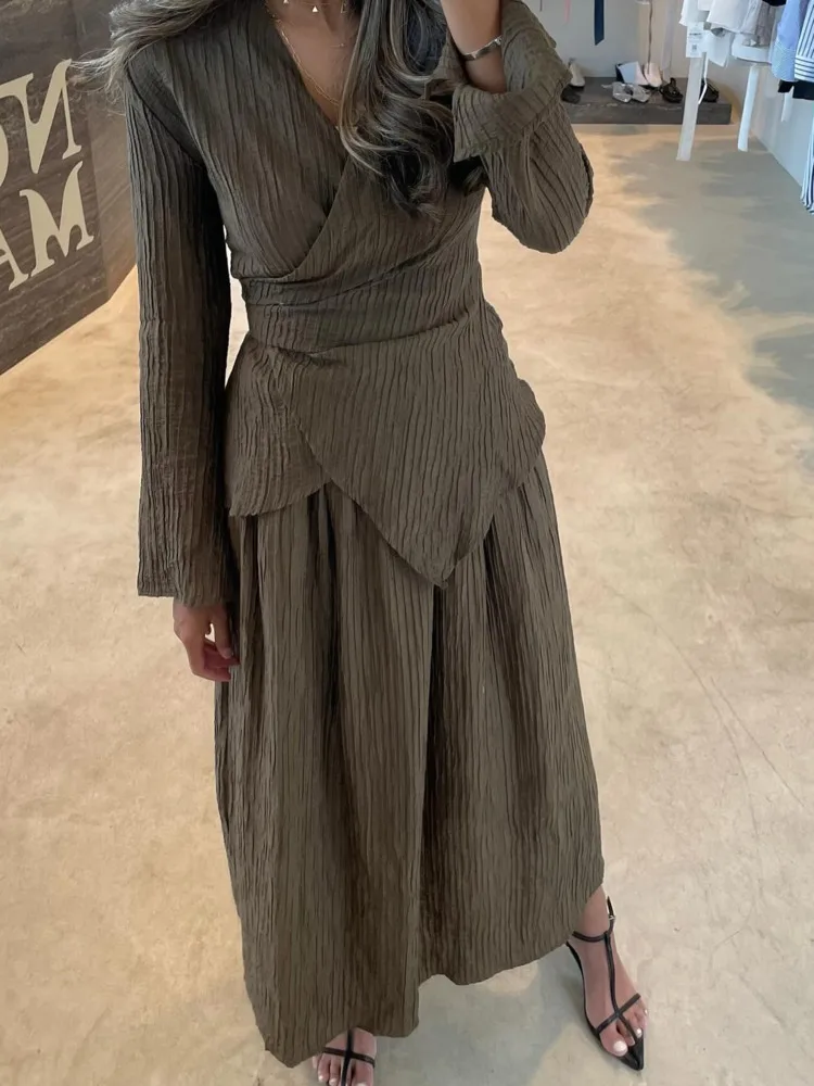 BJTZ المرأة حجم كبير أنيقة الخامس الرقبة مطوي غير النظامية تنورة عالية الخصر 2 قطعة مجموعة الربيع الصيف 2025 الزي الموضة #2