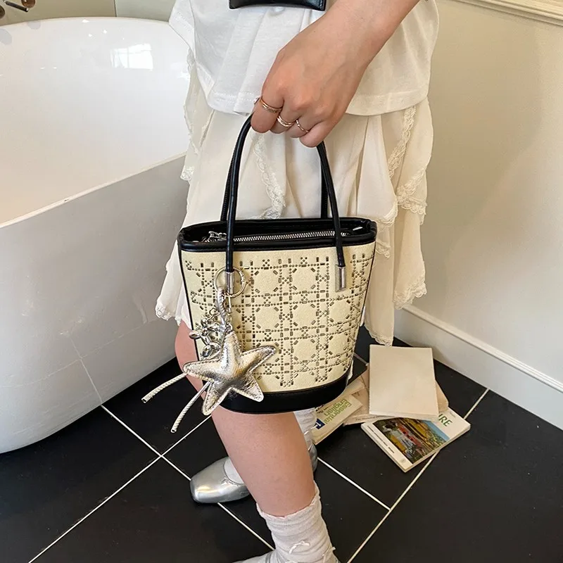 

Classic Elegant Leather Shoulder Bag for Ladies: Designer Inspired Women's Handbag, Chic Crossbody and Shoulder Carry