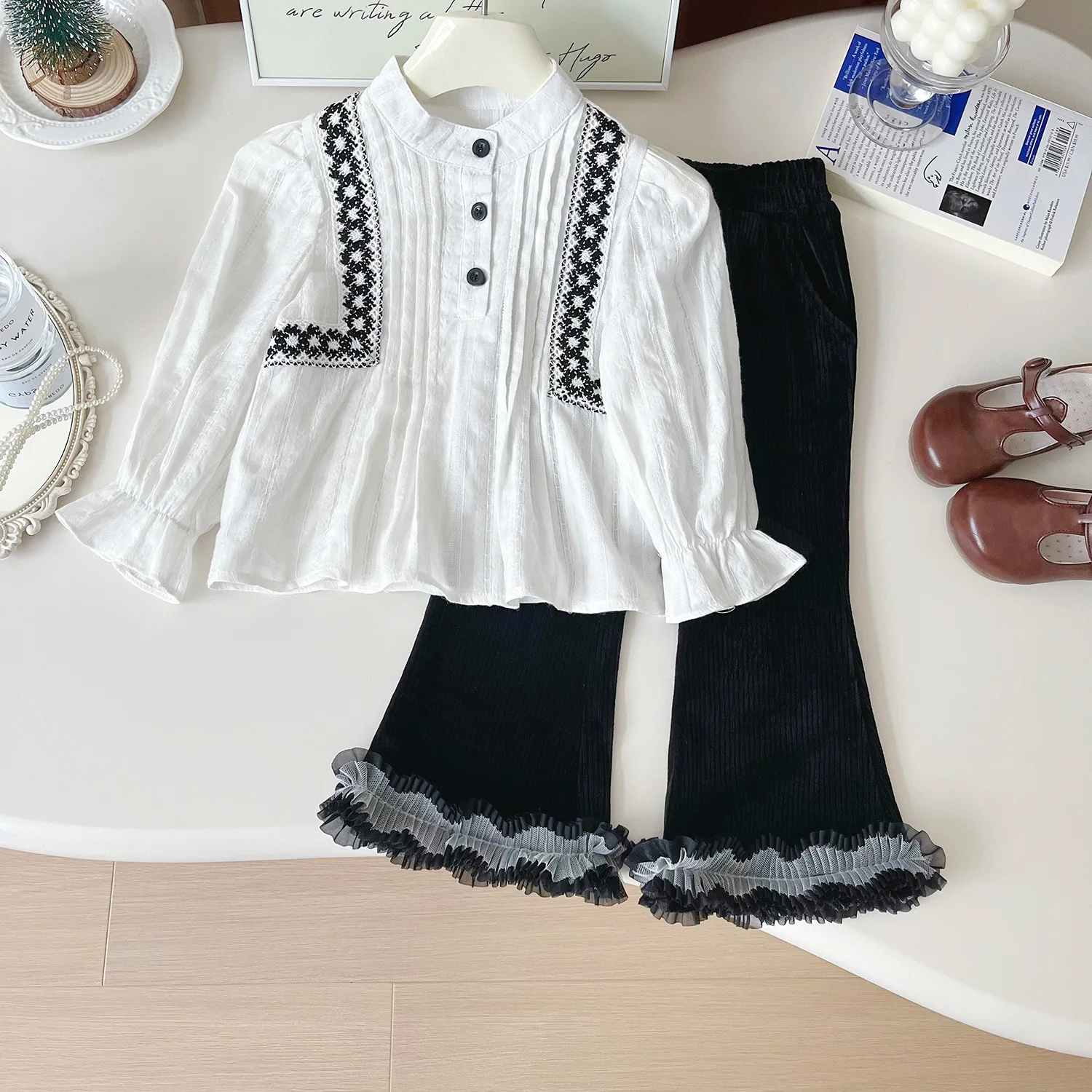 

Кружевной топ со скидкой, белая блузка с кружевными манжетами и черные кружевные низ с колокольчиками, детская одежда, одежда для девочек, костюм для девочек