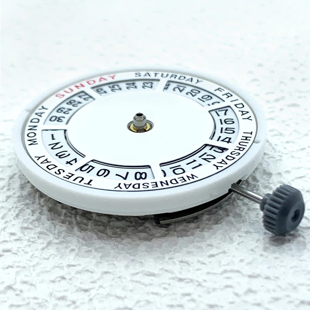 Oryginalny mechanizm automatyczny Miyota 8285 z datownikiem i dniem tygodnia, dzień na godzinie 12:00/datum na godzinie 3:00, 21 kamieni.