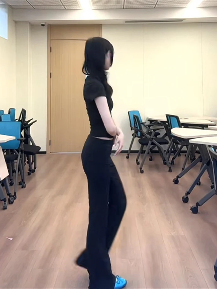 تي شيرت نسائي صيفي قصير الأكمام بقصة ضيقة، أسود مثير وعصري، متعدد الاستخدامات، محبوك بأسلوب كوري أنيق للعمل