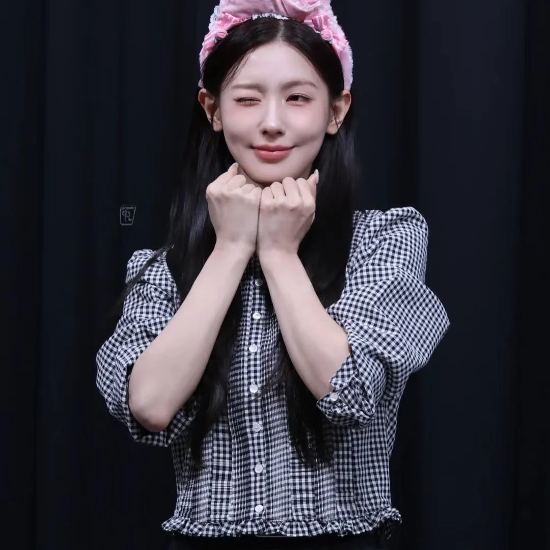 

Spring 2026 Dongdaemun New Style Women's Long Sleeve round Neck Shirt Cotton Korean Loose Fit Fashion Top with Wood Grain