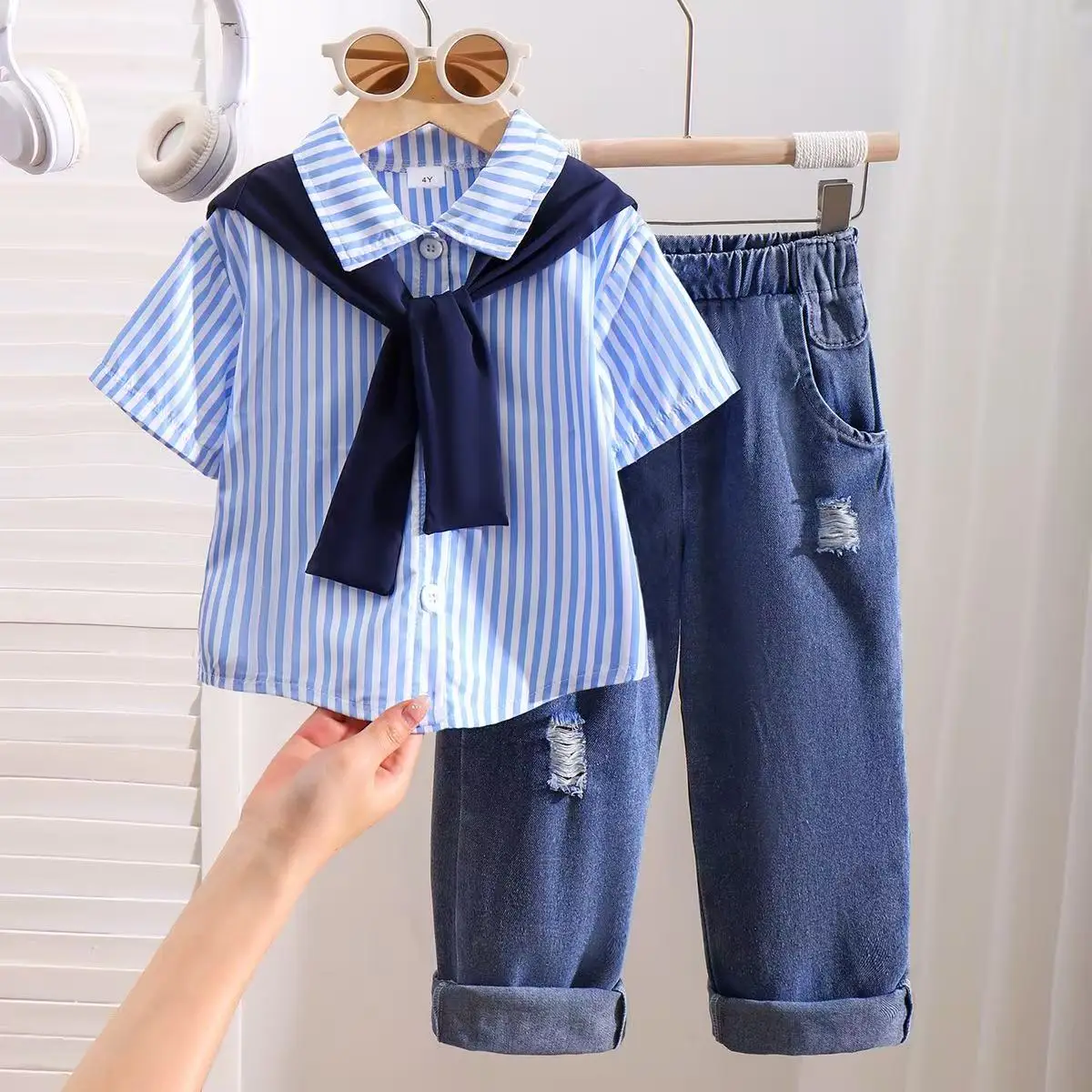 

Новинка 2026: Весенне-летний комплект для девочек в корейском стиле из 2 предметов: полосатая блузка и рваные джинсы. Модная повседневная одежда для 4-7 лет.